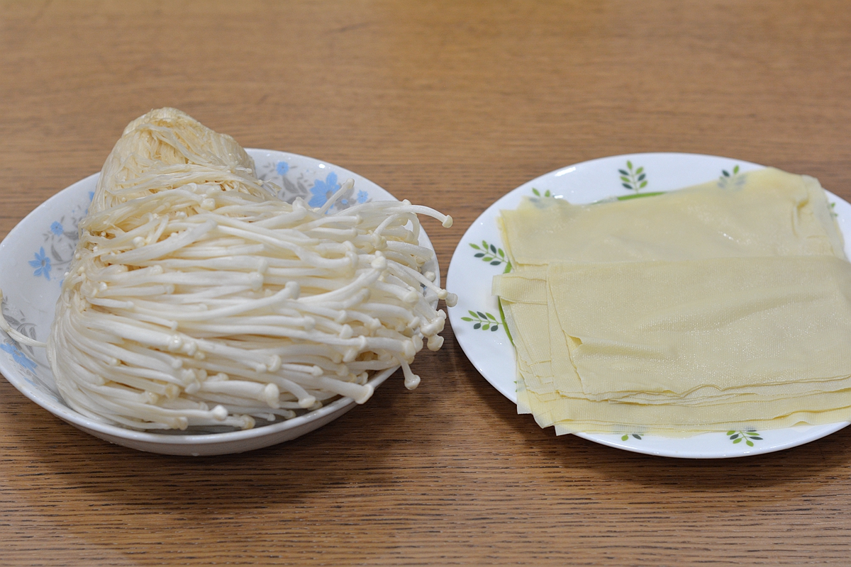 这道清蒸金针菇清香脆嫩，上学娃和中年男人可常吃，几分钟出锅