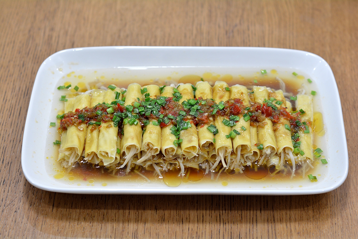 这道清蒸金针菇清香脆嫩，上学娃和中年男人可常吃，几分钟出锅