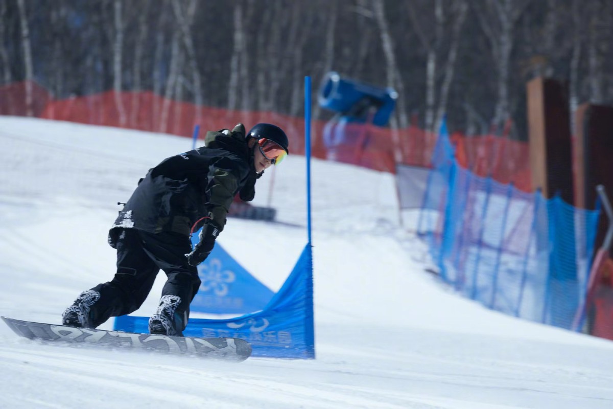 陈伟霆与小11岁女星拍亲密戏！贴身拥抱表情兴奋，女方害羞埋肩