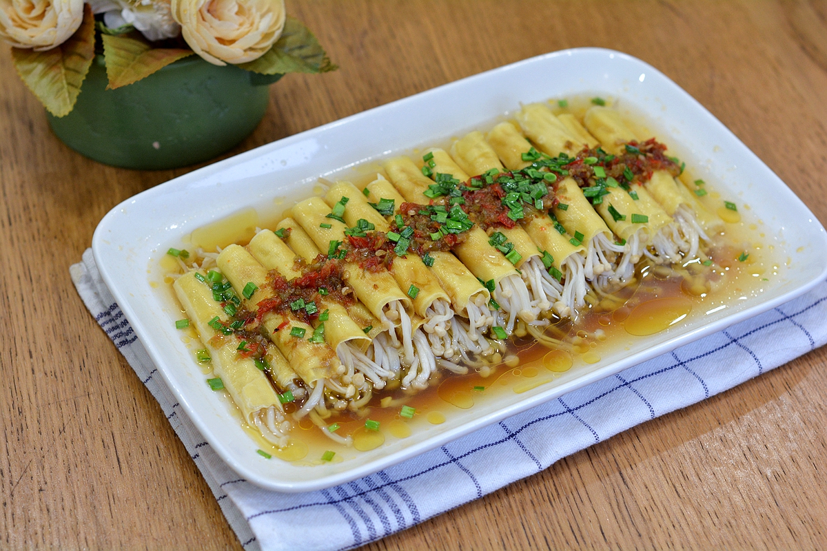 这道清蒸金针菇清香脆嫩，上学娃和中年男人可常吃，几分钟出锅