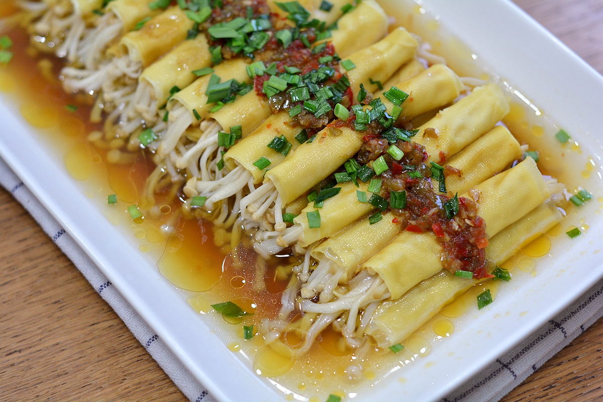 这道清蒸金针菇清香脆嫩，上学娃和中年男人可常吃，几分钟出锅