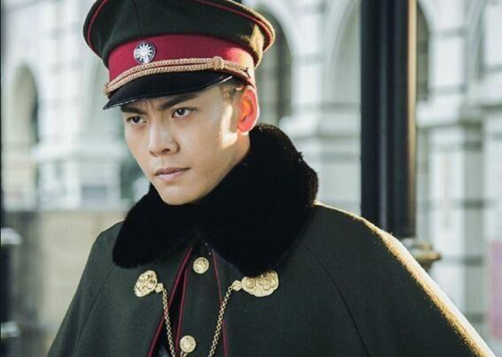 陈伟霆与小11岁女星拍亲密戏！贴身拥抱表情兴奋，女方害羞埋肩