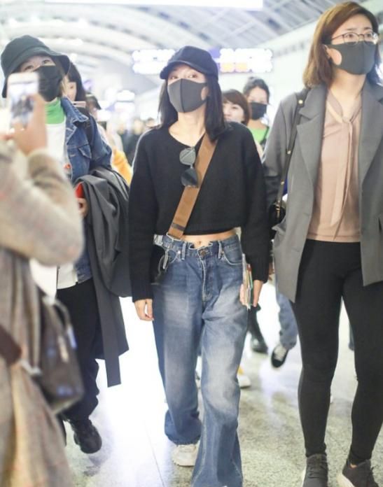 41岁秦岚身材还挺好的,穿露脐装搭配阔腿裤,有<a href=