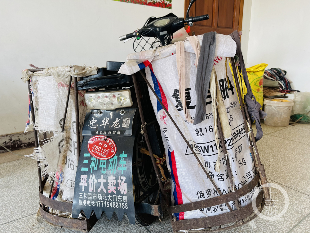 ▲12月8日，江苏海门，倪先生电动车上的网袋在甘蔗被抢时遭损坏。摄影/上游新闻记者 时婷婷