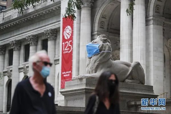 在美国纽约公共图书馆前拍摄的“戴”口罩的石狮子。新华社记者 王迎 摄