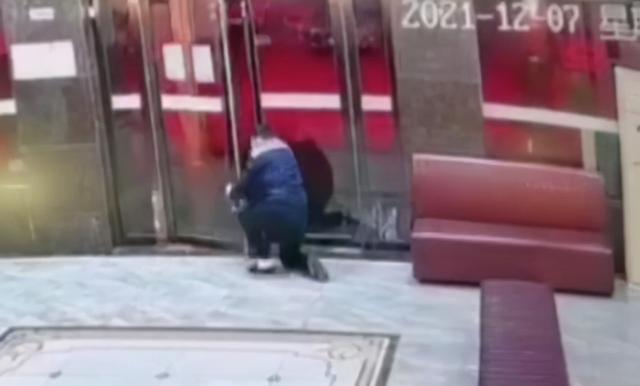 安徽滁州一男子为逃单凌晨5点爬出洗浴中心,店家:共消费500元休闲区蓝鸢梦想 - Www.slyday.coM 安徽滁州一男子为逃单凌晨5点爬出洗浴中心,店家:共消费500元休闲区蓝鸢梦想 - Www.slyday.coM