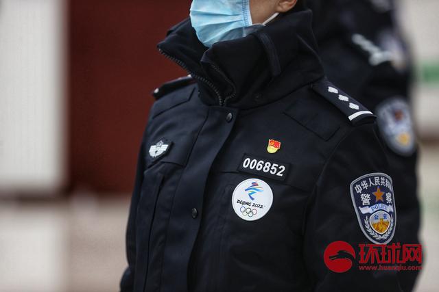 远远看过去,绿色的冬奥会元素执勤马甲背心上写有中英文"警察"字样