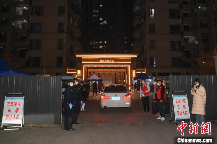 图为杭州萧山区北干街道龙湖春江天玺外。 王刚 摄