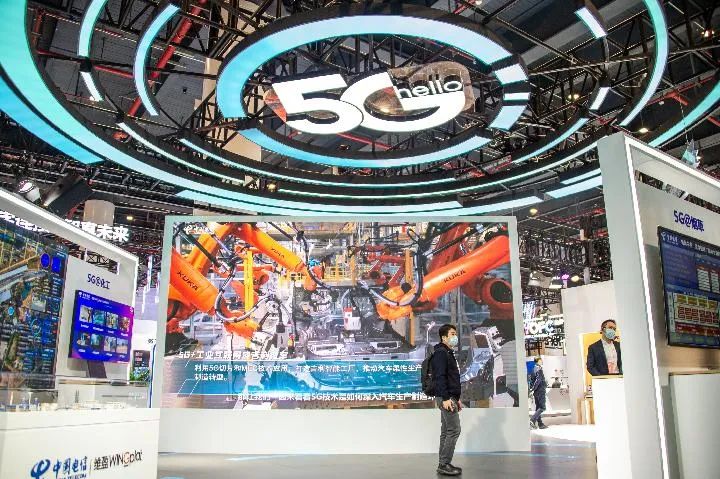 ▲11月20日，在位于武汉的中国光谷科技会展中心拍摄的“5G+工业互联网成果展”现场。（新华社发，伍志尊摄）