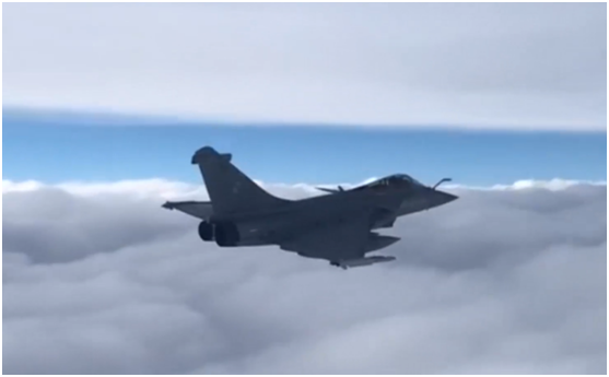 俄战机拦截伴飞拍摄的画面截图，法军战机均挂有导弹
