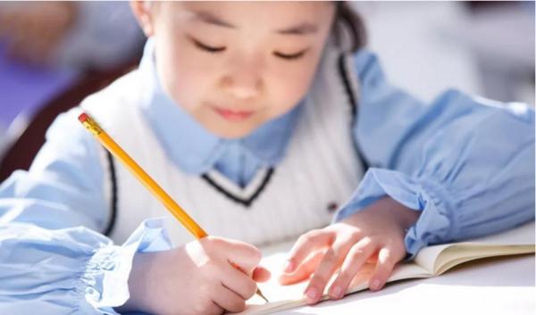 9岁小女孩写字火了,练字400天写字如印刷体,网友:人世间的参差休闲区蓝鸢梦想 - Www.slyday.coM 9岁小女孩写字火了,练字400天写字如印刷体,网友:人世间的参差休闲区蓝鸢梦想 - Www.slyday.coM