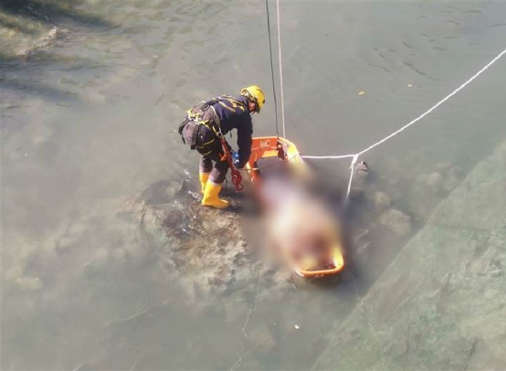 消防人员下水将尸体打捞上岸（图片来源：“中时新闻网”）