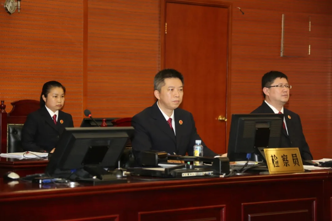 图为广西壮族自治区人民检察院派员出庭