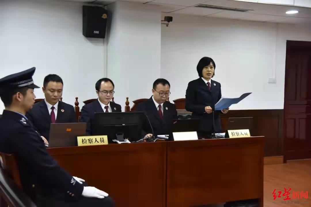 湖南省岳阳市人民检察院派员出庭，图为检察员宣读《没收违法所得申请书》。