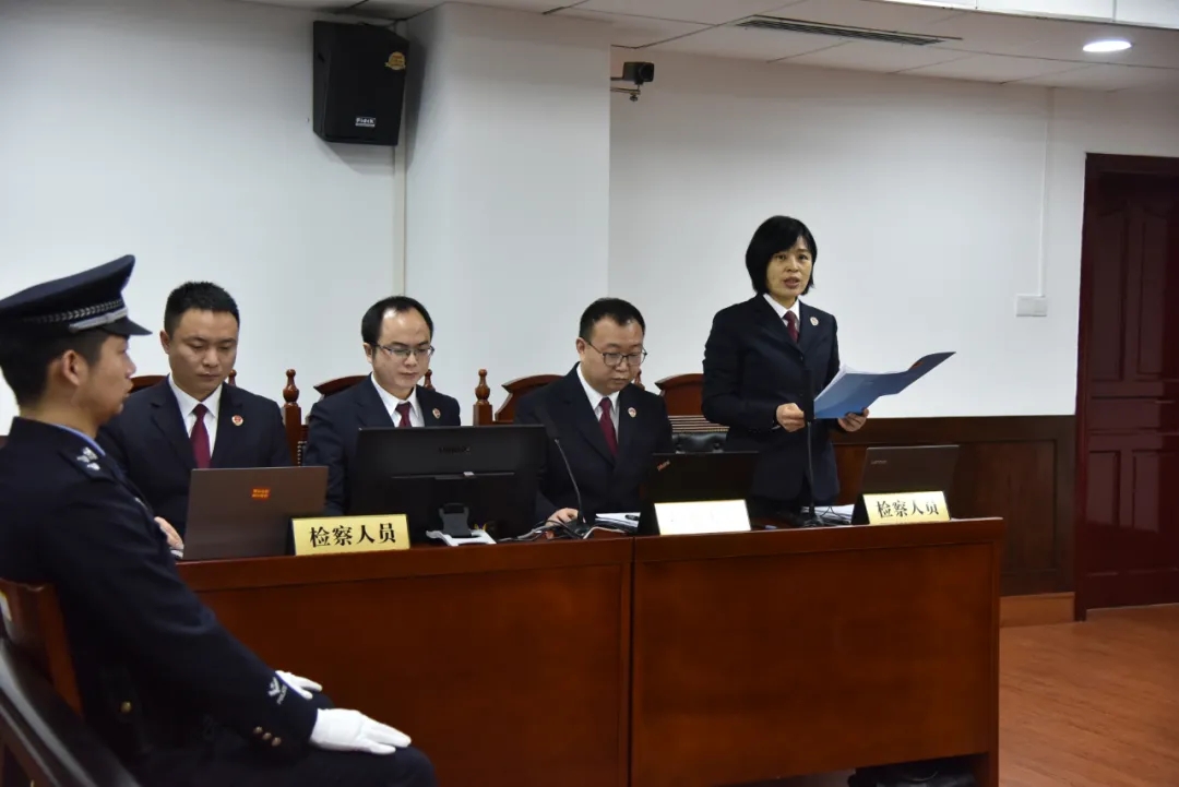 湖南省岳阳市人民检察院派员出庭,图为检察员宣读《没收违法所得申请书》。