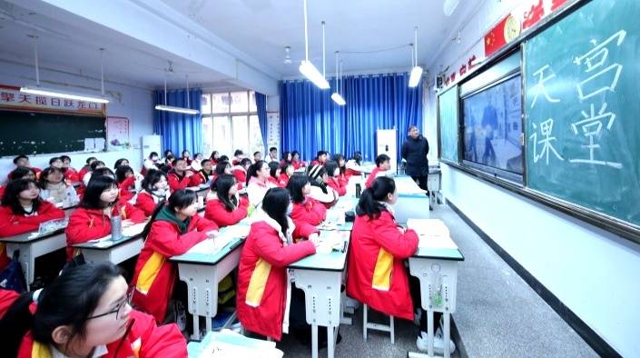 “天宫课堂”第一课开讲,四川南充多名学子收看太空科普课休闲区蓝鸢梦想 - Www.slyday.coM “天宫课堂”第一课开讲,四川南充多名学子收看太空科普课休闲区蓝鸢梦想 - Www.slyday.coM