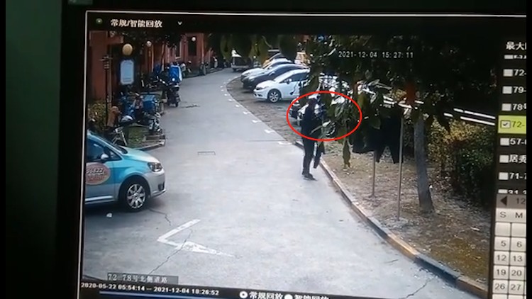 上海一救护车工作人员在居民小区顺手偷香肠?警方介入调查休闲区蓝鸢梦想 - Www.slyday.coM 上海一救护车工作人员在居民小区顺手偷香肠?警方介入调查休闲区蓝鸢梦想 - Www.slyday.coM