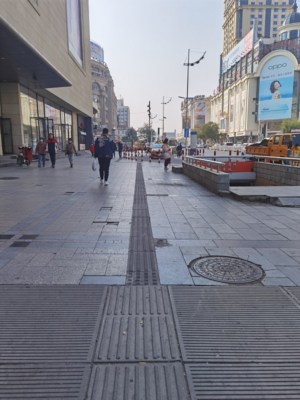 哈尔滨市南岗区秋林国际购物中心门前,整改前(左图)和整改后(右图) 