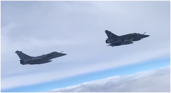 俄战机拦截伴飞拍摄的画面截图，法军战机均挂有导弹