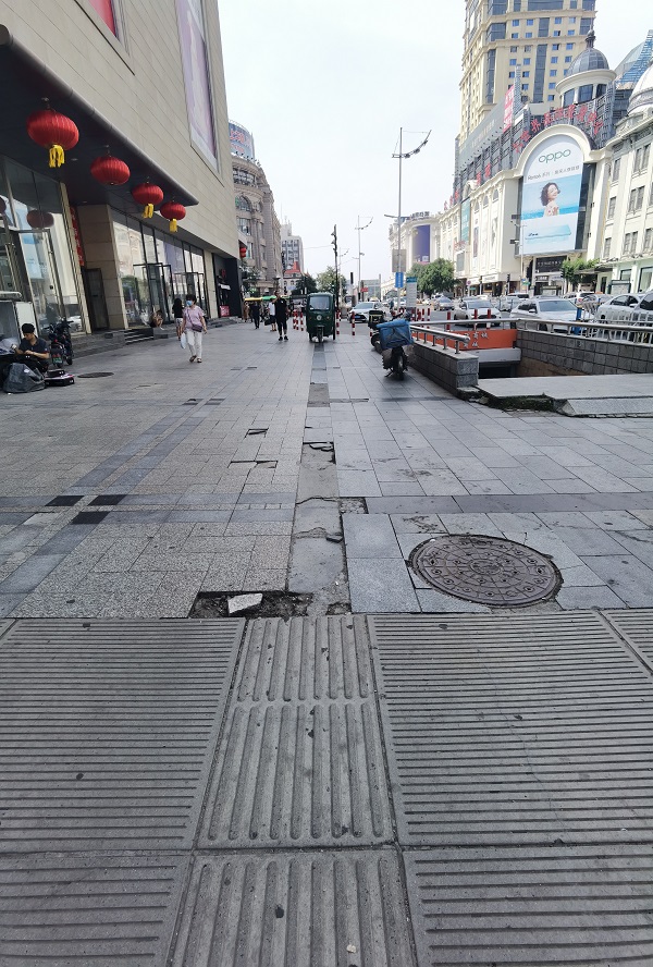 哈尔滨市南岗区秋林国际购物中心门前,整改前(左图)和整改后(右图) 