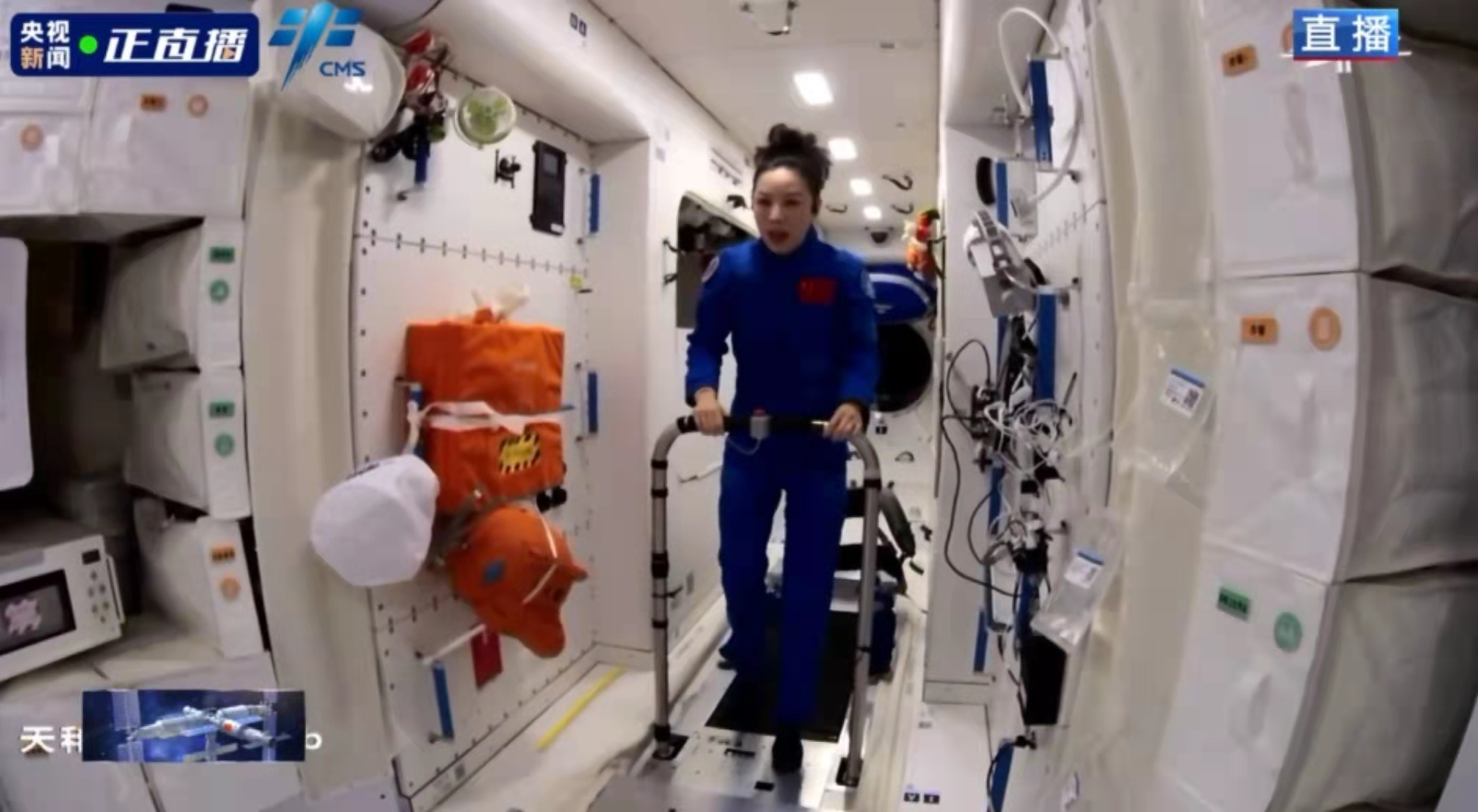 穿着“企鹅服”也能锻炼身体?“天宫课堂”上,跟着王亚平了解空间站的生活日常休闲区蓝鸢梦想 - Www.slyday.coM 穿着“企鹅服”也能锻炼身体?“天宫课堂”上,跟着王亚平了解空间站的生活日常休闲区蓝鸢梦想 - Www.slyday.coM