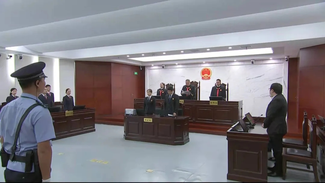 图为江苏省扬州市人民检察院派员出庭 