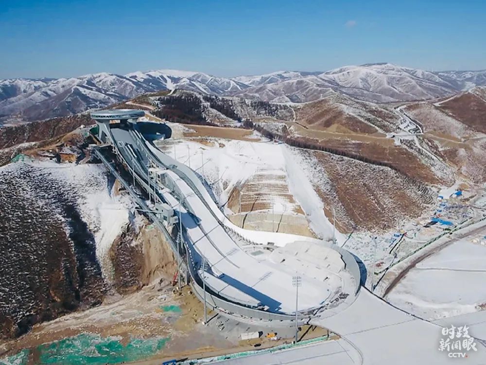 △国家跳台滑雪中心建设于山谷之间,主体建筑设计灵感源于中国传统饰物“如意”,取名“雪如意”。(总台央视记者李扬、刘翀拍摄)