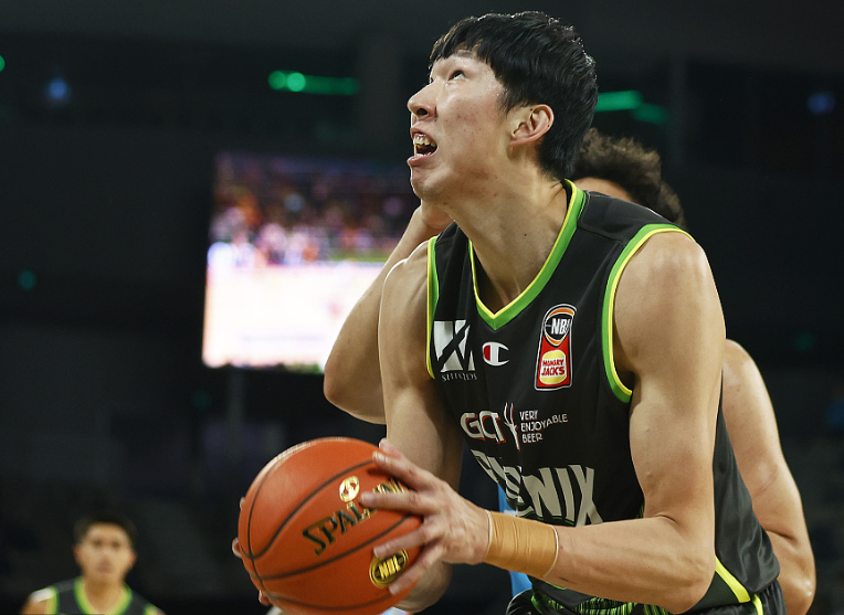 半场3犯?周琦完美调整带队大胜!化身澳洲戈贝尔,隔扣一锤定音