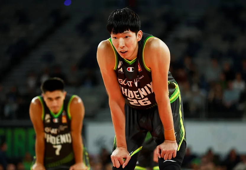 半场3犯?周琦完美调整带队大胜!化身澳洲戈贝尔,隔扣一锤定音