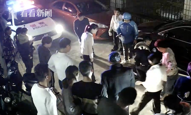 送餐途中见义勇为 外卖小哥徒手制服持刀小偷...休闲区蓝鸢梦想 - Www.slyday.coM 送餐途中见义勇为 外卖小哥徒手制服持刀小偷...休闲区蓝鸢梦想 - Www.slyday.coM