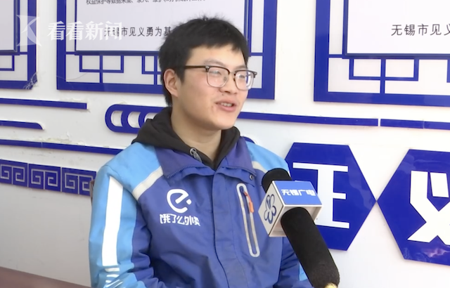 送餐途中见义勇为 外卖小哥徒手制服持刀小偷...休闲区蓝鸢梦想 - Www.slyday.coM 送餐途中见义勇为 外卖小哥徒手制服持刀小偷...休闲区蓝鸢梦想 - Www.slyday.coM