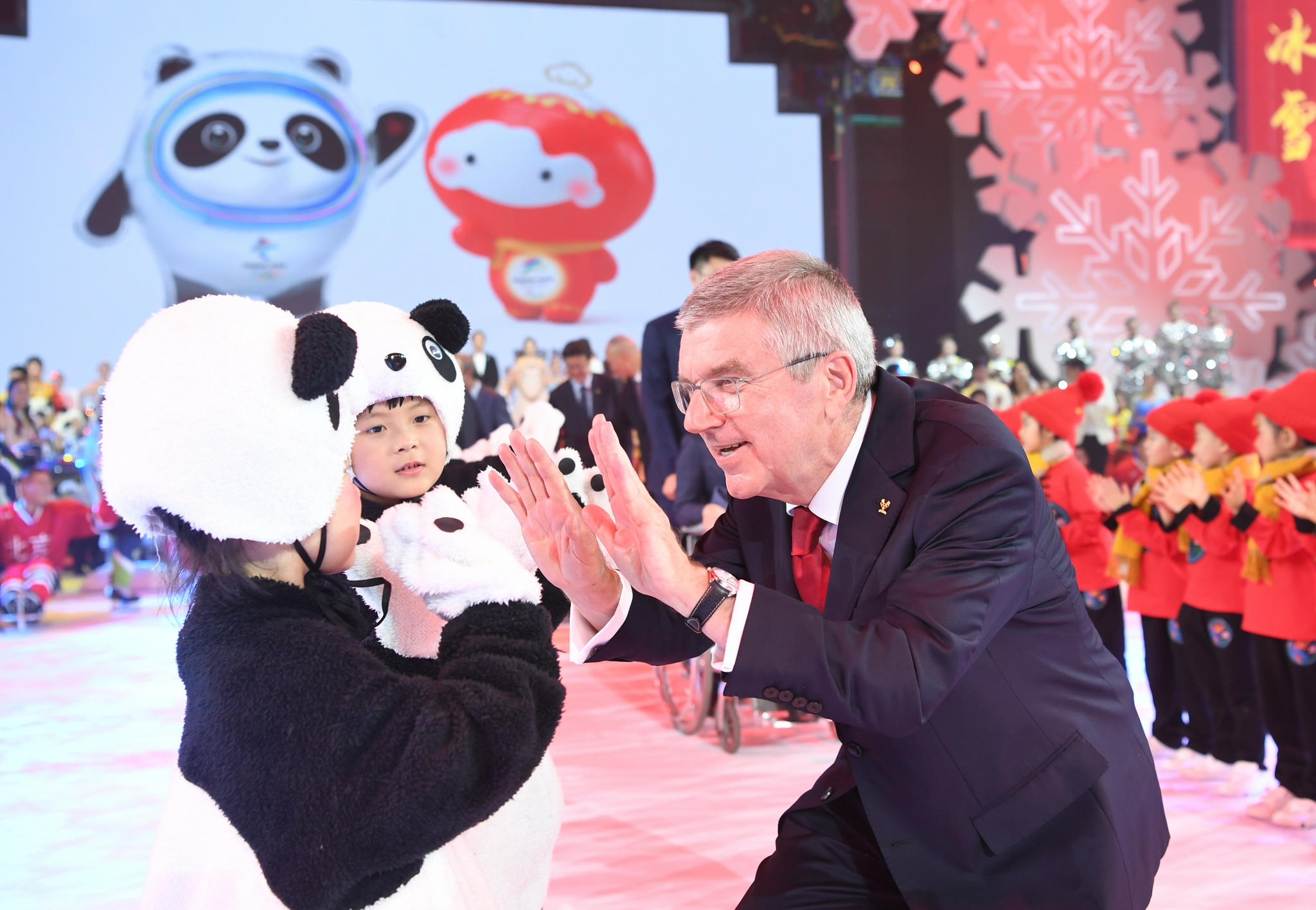 2022北京冬奥会吉祥物发布仪式举行，托马斯·巴赫出席。