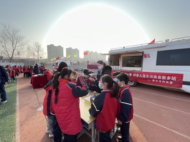 传播载人航天知识,河南科普大篷车进校园休闲区蓝鸢梦想 - Www.slyday.coM 传播载人航天知识,河南科普大篷车进校园休闲区蓝鸢梦想 - Www.slyday.coM