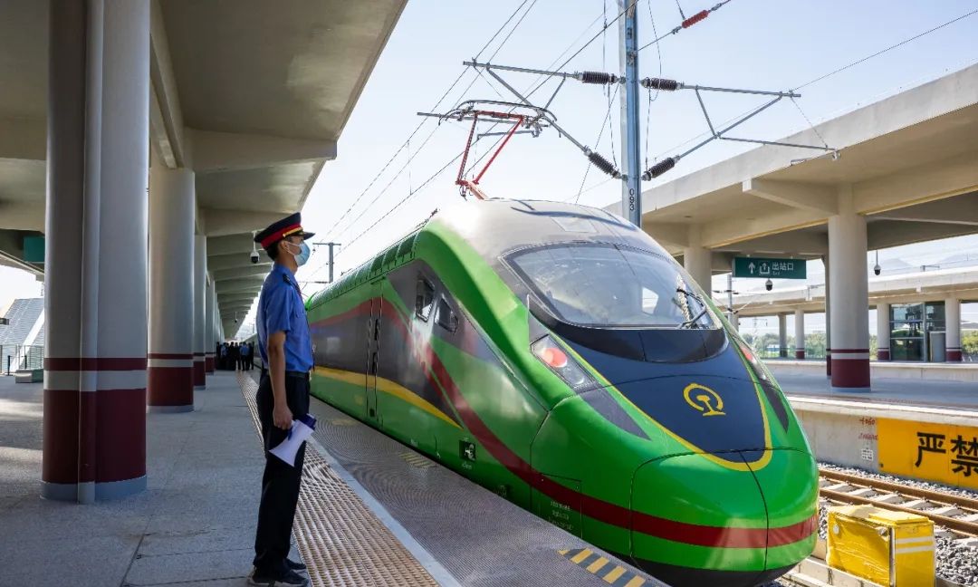 中国工程队不再低调,中老铁路全线通车,越南国内果然变了