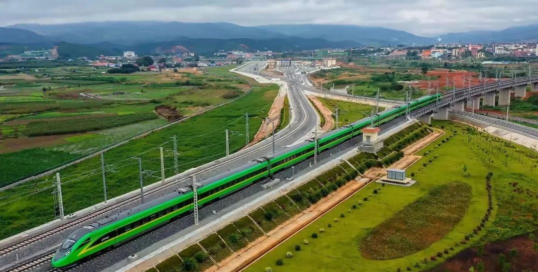 中国工程队不再低调,中老铁路全线通车,越南国内果然变了