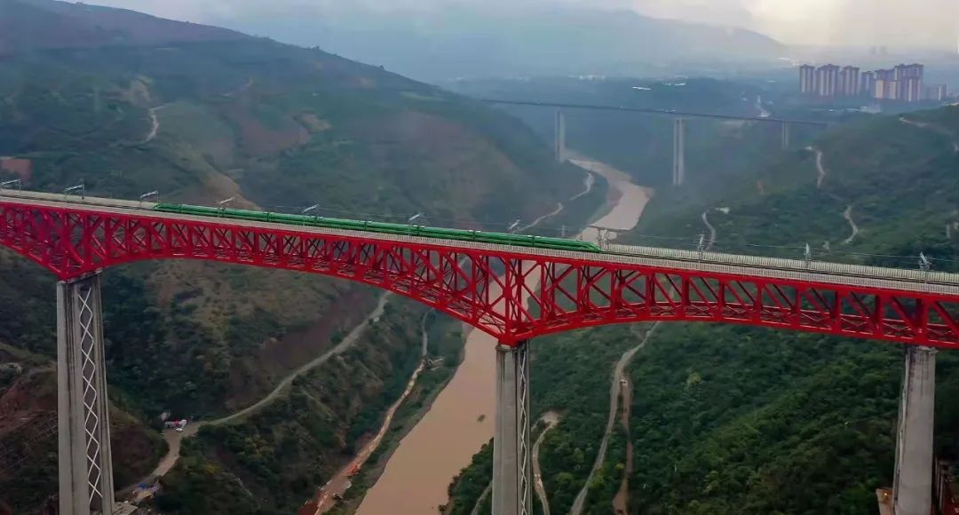 中国工程队不再低调,中老铁路全线通车,越南国内果然变了