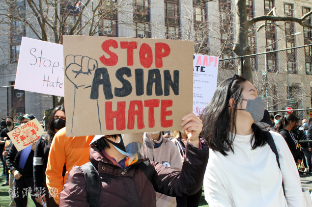 当地时间2021年3月21日，美国纽约，曼哈顿唐人街哥伦布公园举行反亚裔仇恨大游行。图自澎湃影像