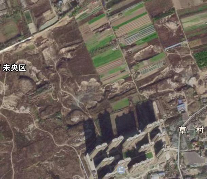 毁田盗砂留给草一村的大坑，从卫星地图上清晰可见