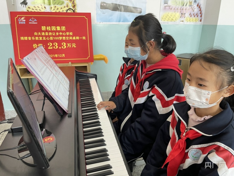 学生们正在体验钢琴课 (央广网记者滕萌 摄)
