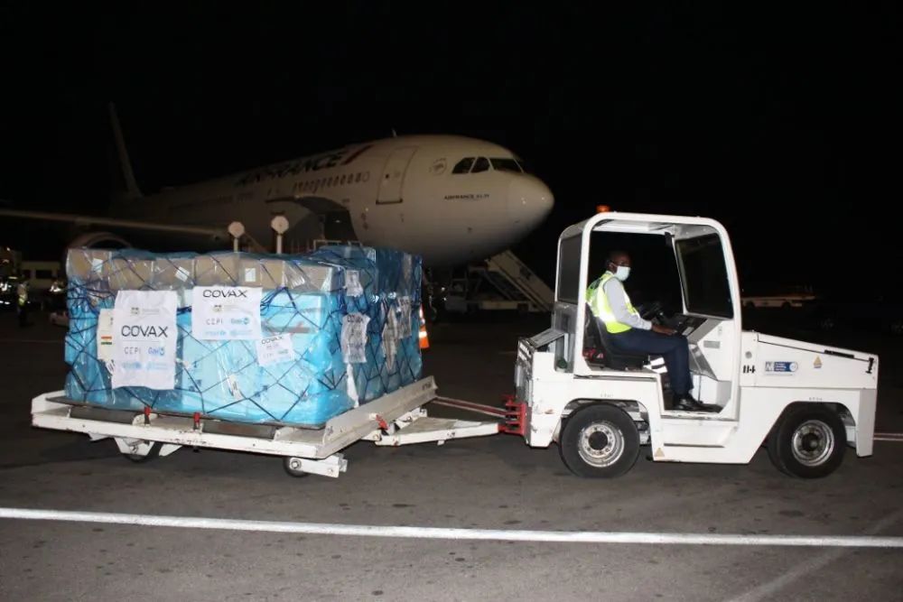 ▲资料图片：3月10日，工作人员在贝宁科托努国际机场运送新冠疫苗。（新华社发，塞拉芬摄）