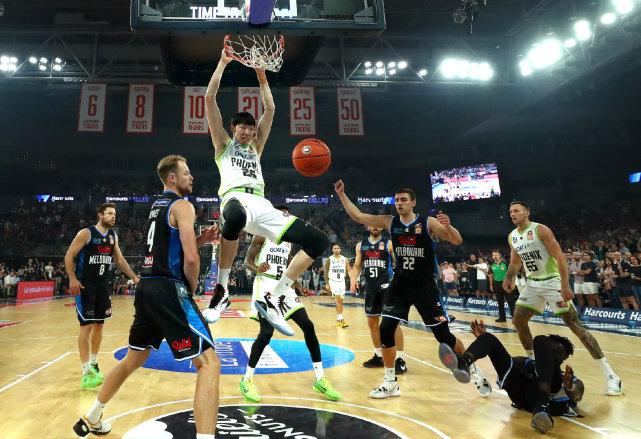 周琦爆发后，澳媒慌了，提醒澳洲男篮注意中国队的另外3名球员