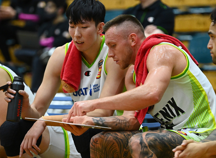 正式当选MVP！周琦登顶NBL官网，22分10板7帽打服澳洲魔王降临