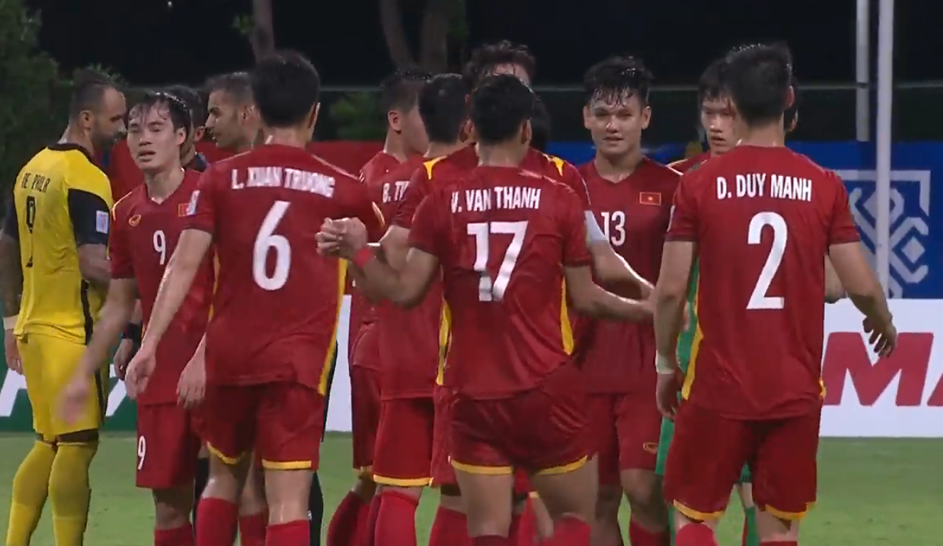 从0-0到3-0！越南队狂飙，4分钟进2球，创3大纪录，并列小组第一
