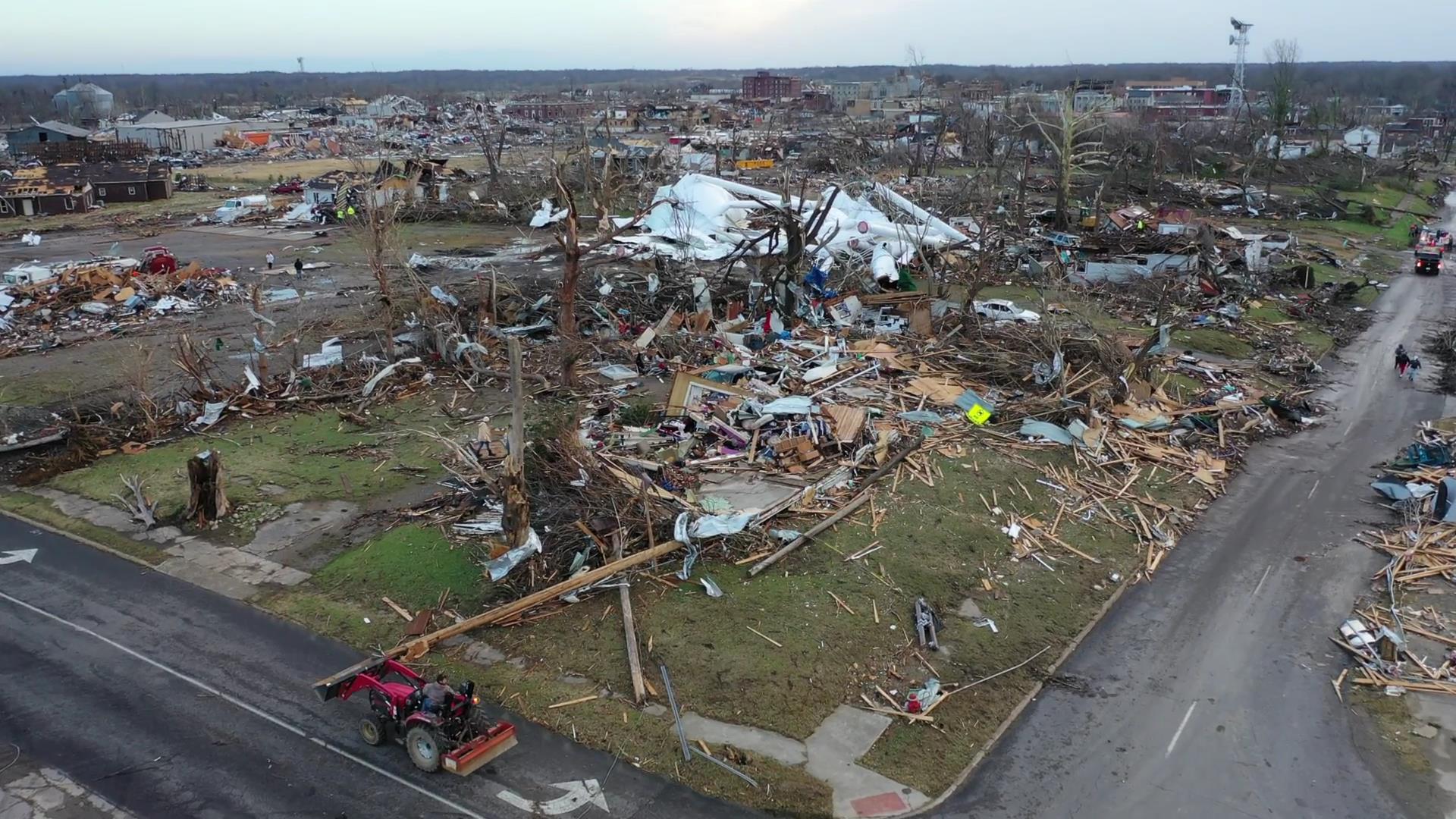 龙卷风“撕裂”美国爱荷华州 大树被连根拔起房屋成碎片