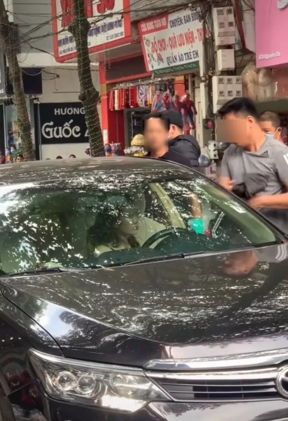 越南丈夫见妻子穿着清凉开车回家，他的反应备受争议