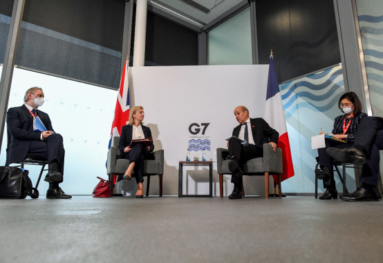 外长会议第一天，英国外交大臣特拉斯还与法国外长让－伊夫·勒德里昂举行双边会谈 图自外媒