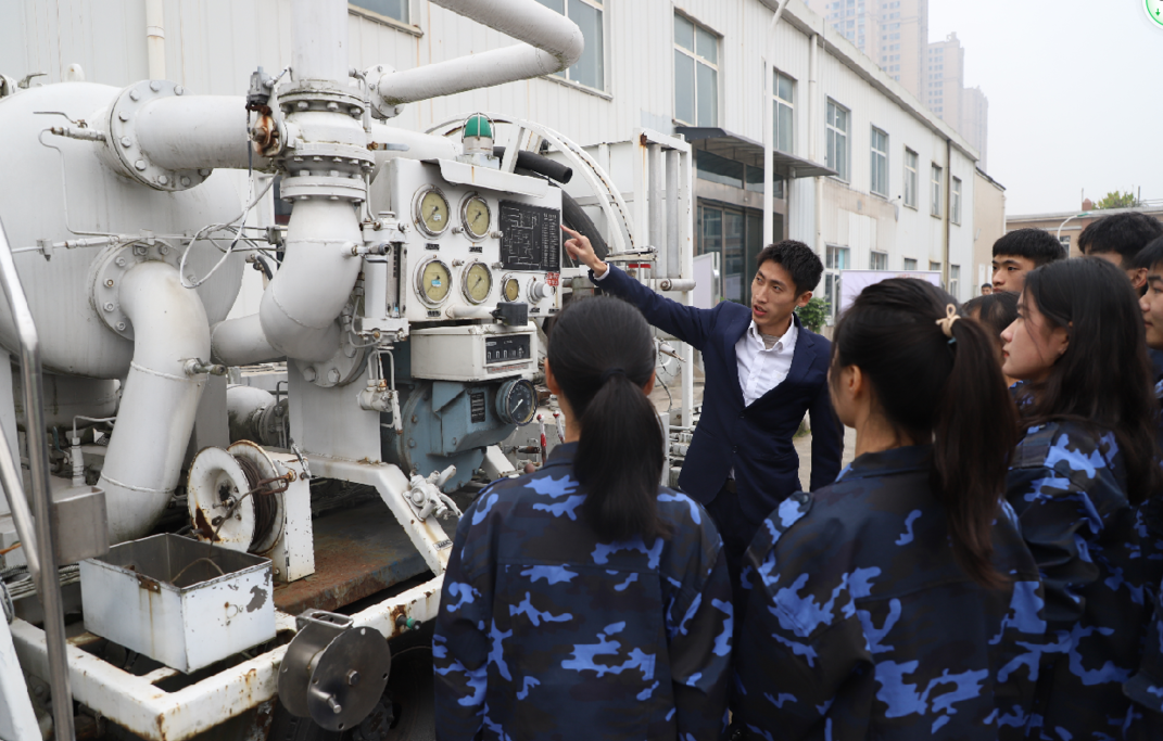 重庆城市职业学院航空学院学生在飞机加油车实训 市教委供图