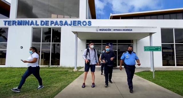 在尼加拉瓜移民局，记者们顺利办完手续，入境尼加拉瓜。（视频截图）