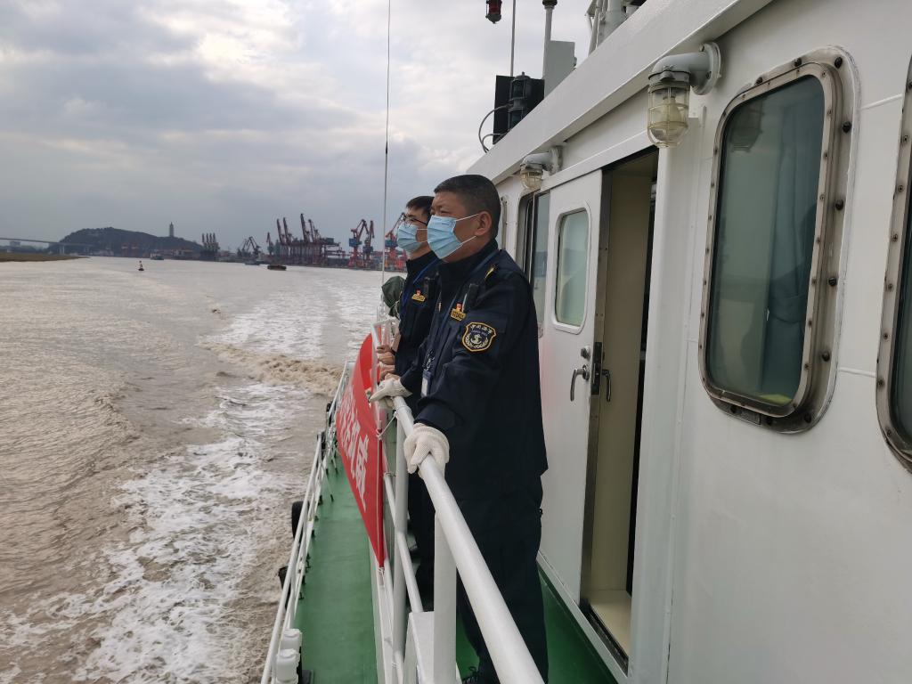  宁波海事局镇海海事处执法人员开展巡航巡查，提醒船舶加强安全和防疫措施。（宁波海事局供图）