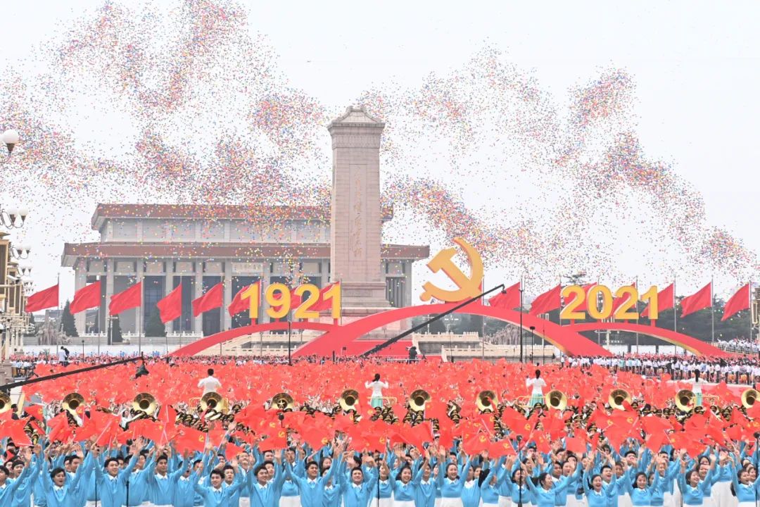 7月1日上午，庆祝中国共产党成立100周年大会在北京天安门广场隆重举行。这是庆祝大会现场放飞气球。新华社记者 李尕 摄